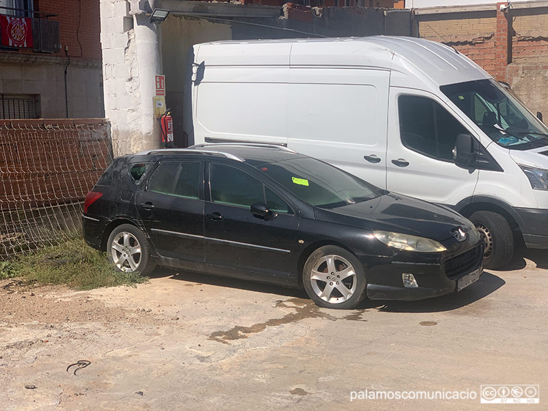 El cotxe incendiat s'ha traslladat al dipòsit de vehicles de la Policia Local de Palamós.