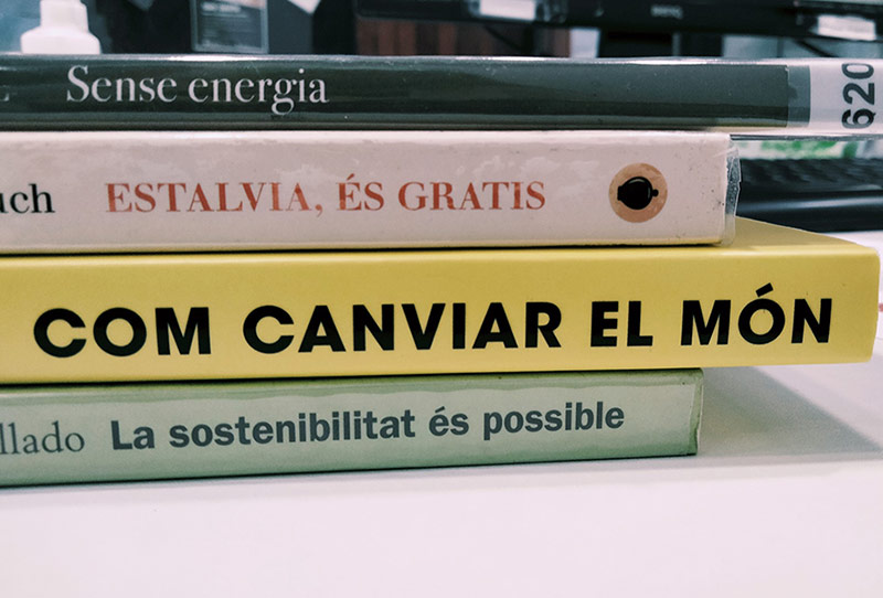 Llibres per per fomentar l'estalvi energètic a la Biblioteca Lluís Barceló i Bou. (Foto: Biblioteca Lluís Barceló i Bou).