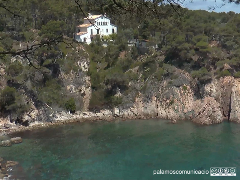 La Residència Literària Finestres està situada a Cala Senià.
