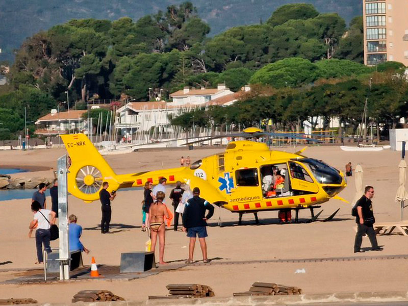 L'helicòpter del Servei d'Emergències Mèdiques a la Platja Gran de Palamós per atendre la persona indisposada. (Foto: El Punt Avui).