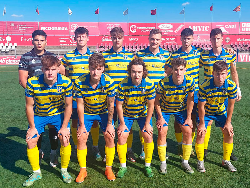 L'onze inicial del Palamós en el partit disputat aquest dissabte al camp del Vic. (Foto: Sergi Cortés).