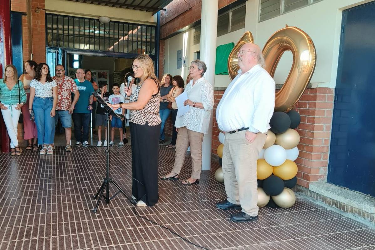 La directora del Pere Rosselló, Cristina López. durant els parlaments de l'aniversari del centre educatiu. (Foto: Ajuntament de Calonge i Sant Antoni)