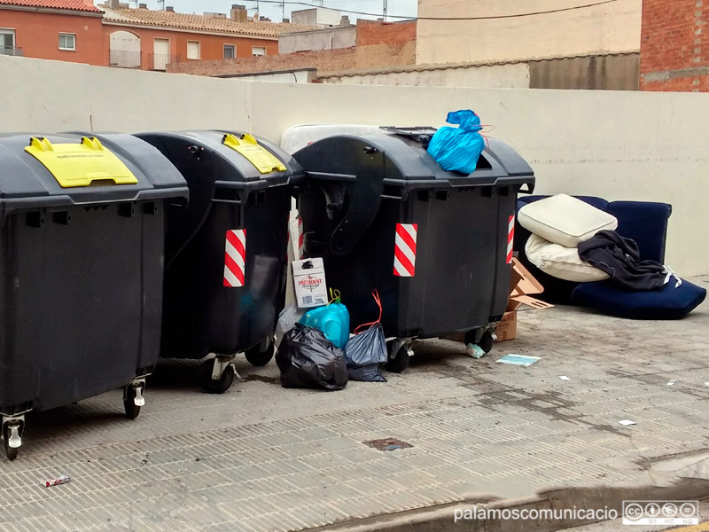 Una àrea d'aportació de residus, en un carrer de Palamós.