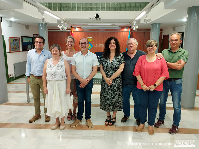 L'equip de govern de Palamós amb els regidors i regidores d'ERC i PSC.