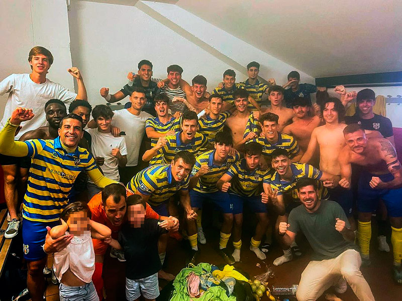 Els jugadors del Palamós celebren la victòria de la passada setmana al camp del Vic. (Foto: Palamós CF).