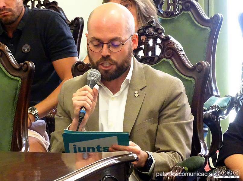 Raimon Trujillo, durant la seva intervenció a la sessió de Constitució del Ple de l'Ajuntament de Palamós.