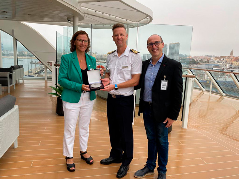 L'alcalde va lliurar al capità del Silver Nova una mètopa amb motiu de la primera escala a Palamós, el passat 17 de setembre. (Foto: Ports Generalitat