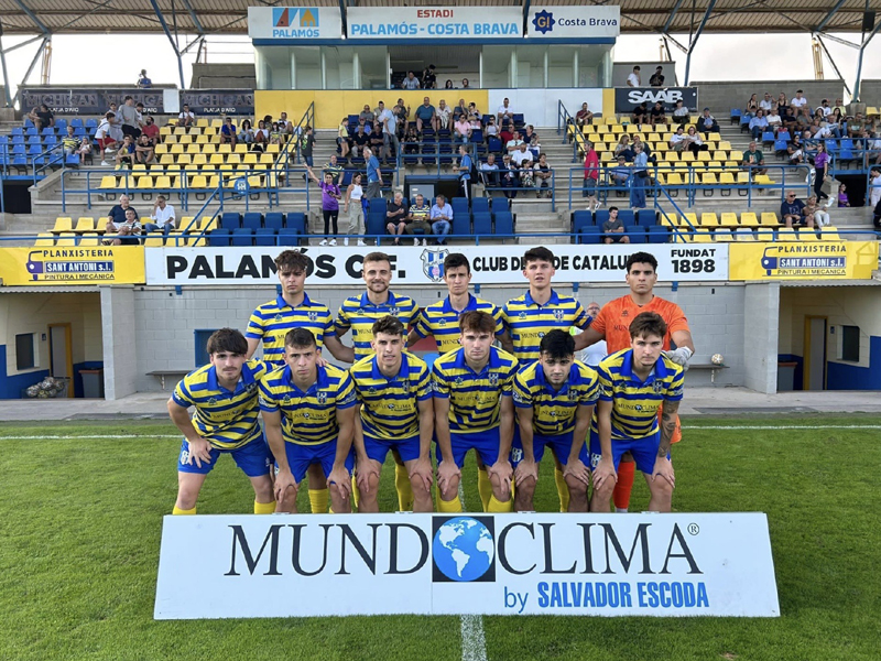 L'onze inicial del Palamós CF davant el Can Vidalet. (Foto: Palamós CF)