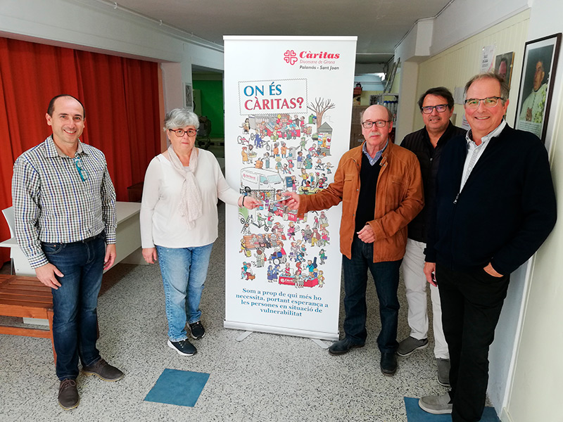 Lliurament del taló a Càritas amb els diners recaptats en l'edició de l'any passat del Torneig de Golf. 