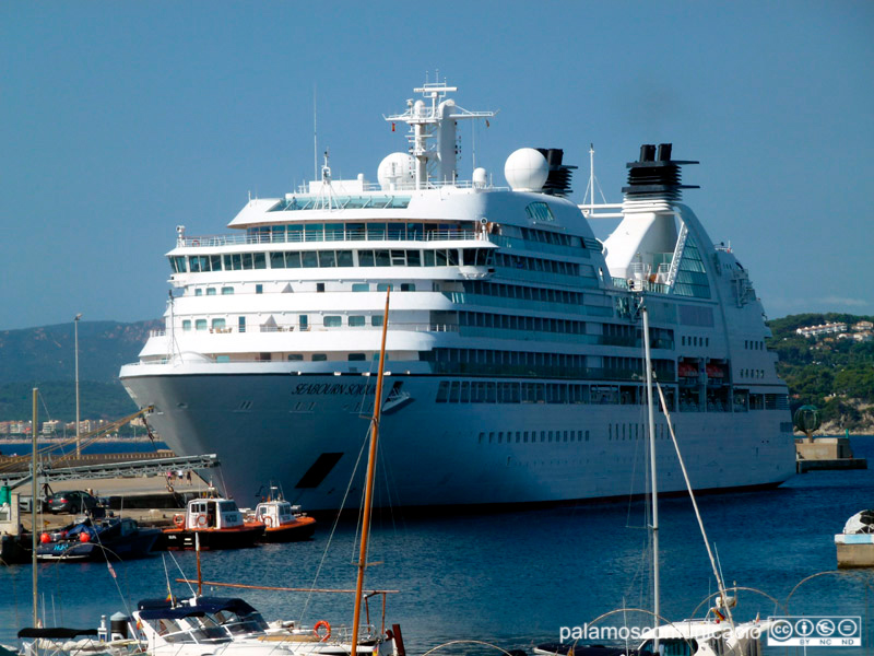 El Seabourn Sojourn amarrat al port de Palamós, en una imatge d'arxiu.