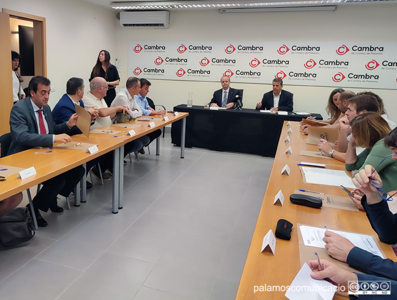 Empresaris de la comarca durant l'acte de constitució del nou Ple de la Cambra de Comerç de Palamós.