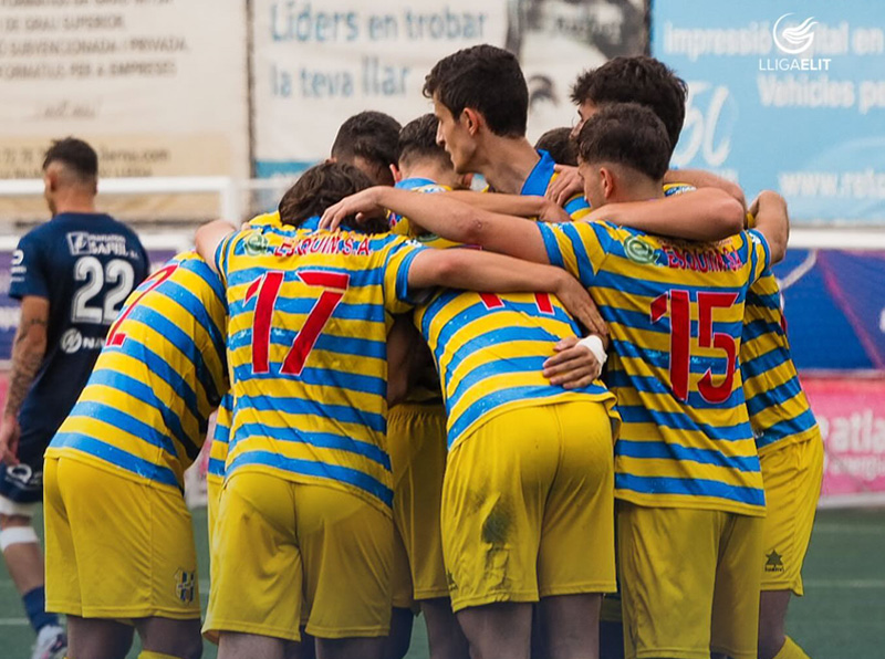Els jugadors del Degà celebrant un gol, dissabte a Lleida. (Foto: Palamós CF).