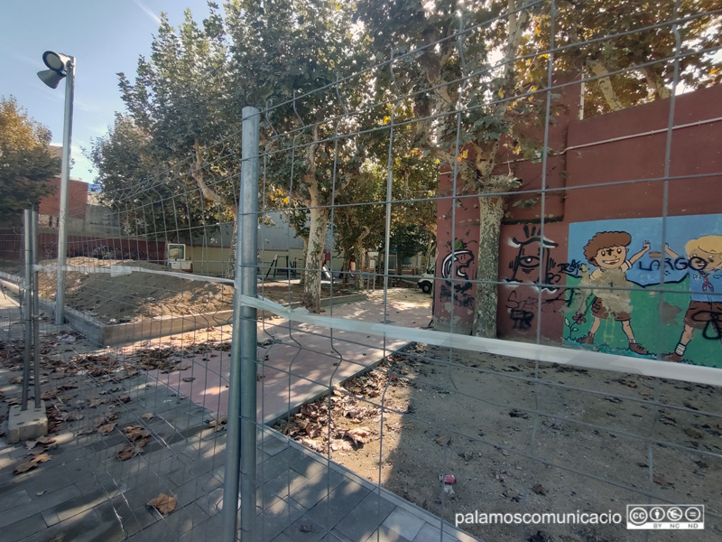Vista de les obres de l'Arbreda des de l'aparcament del Cervantes, ahir al migdia.