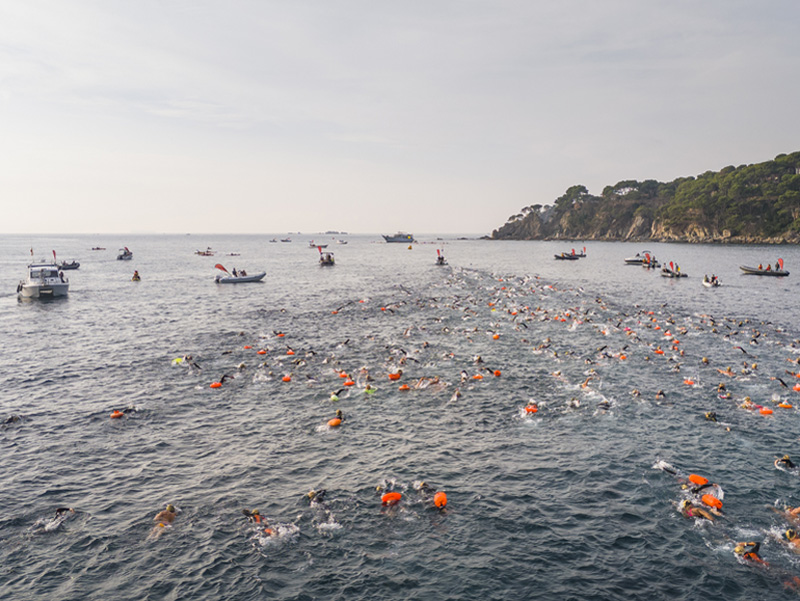 Participants de la Radikal Ocean 52 nedant cap a les Illes Formigues. (Foto: Radikal Swim).