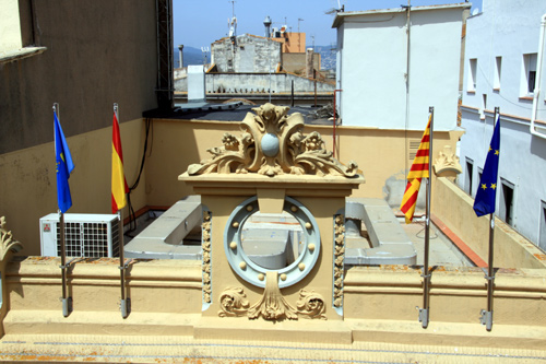 Bandera espanyola a la façana de l'Ajuntament en una imatge d'arxiu. (Foto: Ajuntament de Palamós).