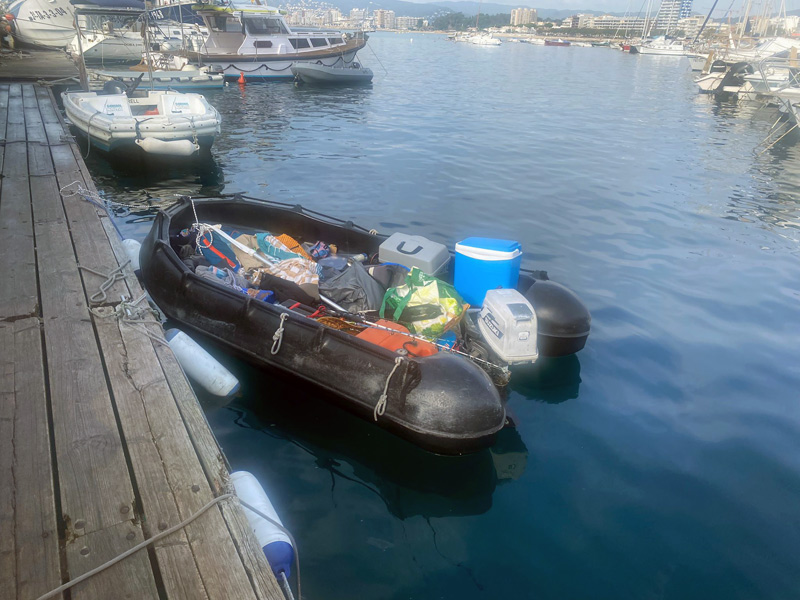 La llanxa robada, amarrada ja al port de Palamós. (Foto: Mossos d'Esquadra).