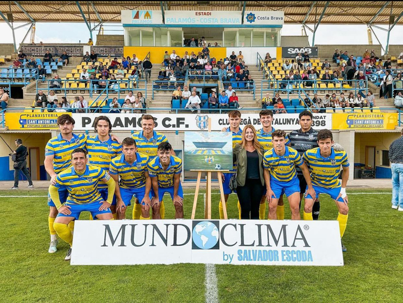 L'onze inicial del Palamós CF davant el Figueres. (Foto: Palamós CF - Laura Heras)