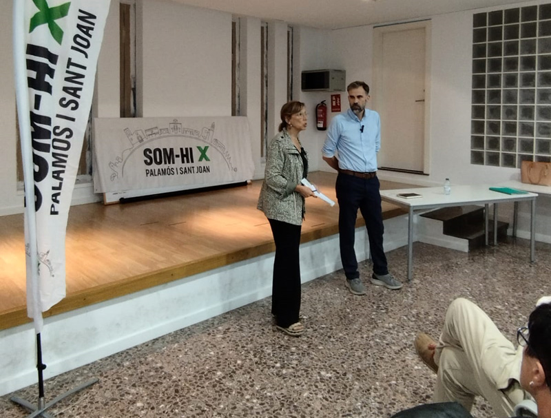 Miquel Casagran, amb Teresa Ferrés, durant l'acte que Som-hi va fer la setmana passada. (Foto: Som-hi X Palamós i Sant Joan).