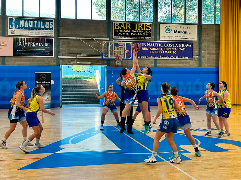 El sènior femení del CE Palamós va perdre dissabte el primer partit de la temporada. (Foto: CE Palamós).