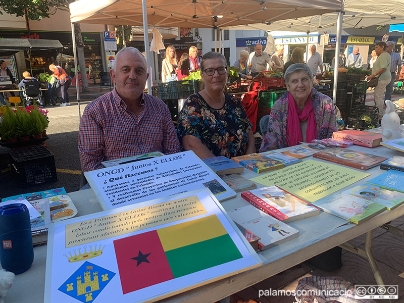 Personal de l'ONG 'Juntos X Ellos', aquest matí davant del Mercat Municipal de Palamós.