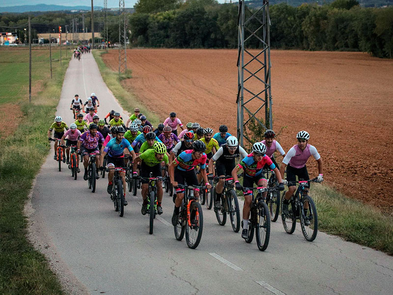 Participants de l'edició d'aquest any de l'Oncobike. (Foto: Adrià Colomer - Fundació Oncolliga Girona).