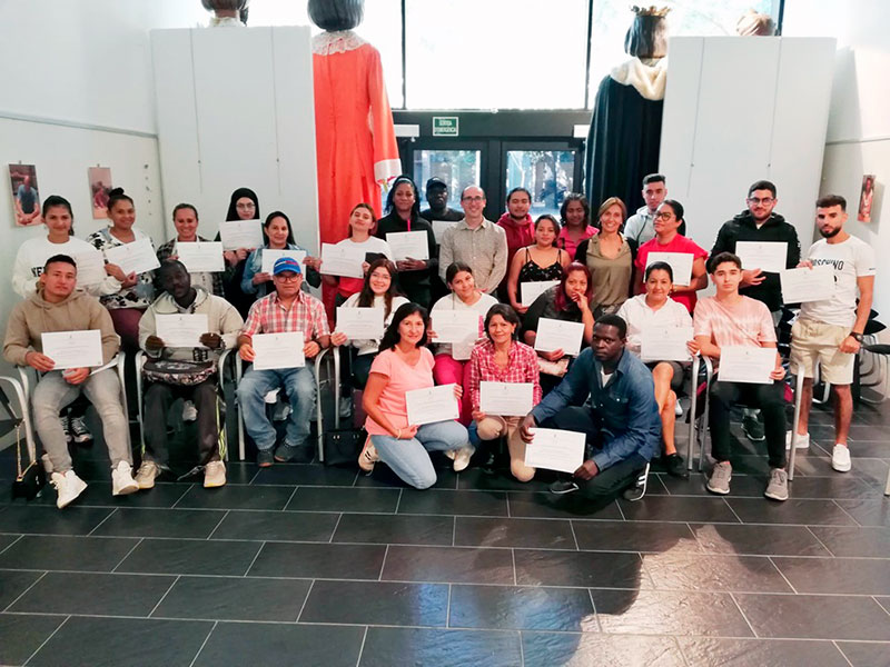 Els participants han rebut un certificat acreditatiu durant l'acte de cloenda. (Foto: Ajuntament de Palamós).