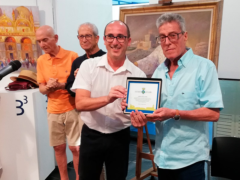 El pintor palamosí Albert Roca, rebent el passat mes d'agost un reconeixement per part de l'alcalde de Palamós. (Foto: Ajuntament de Palamós).
