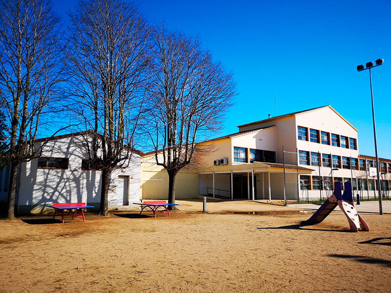 L'edifici de secundària de l’institut escola Vila-romà, a la dreta, i l’espai de l’antic gimnàs i el dipòsit de documentació de l’Arxiu Municipal.