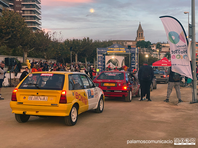 El Rally Costa Brava Històric va arrencar ahir a les 6 de la tarda al Passeig del Mar.