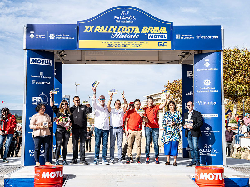 Entrega de premis del XX Rally Costa Brava Històric by Motul, ahir al migdia al Passeig del Mar. (Foto: Rally Clàssics).