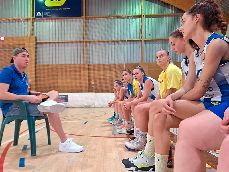 El sènior femení va perdre aquest jornada de 12 punts a la pista del Fornells. (Foto: CE Palamós).