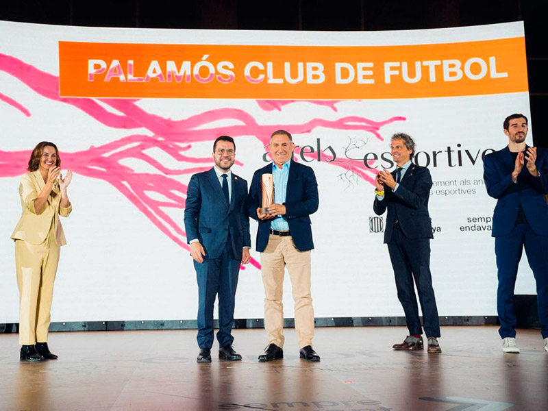 El president de la Generalitat Pere Aragonès, fa entrega al president del Palamós, Toni Heras, del trofeu commemoratiu pels 125 anys.