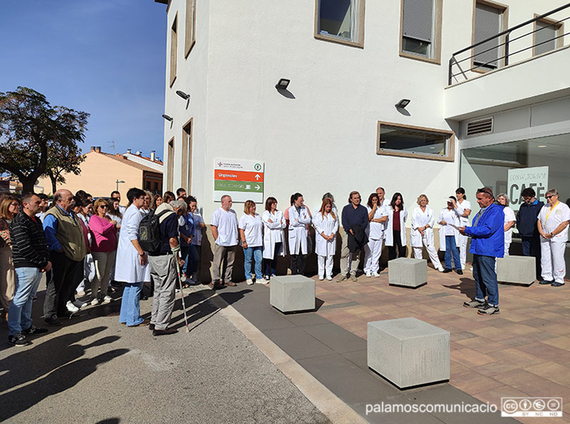 Concentració de suport amb el Dr. El Hayek, aquest migdia a l'Hospital de Palamós.