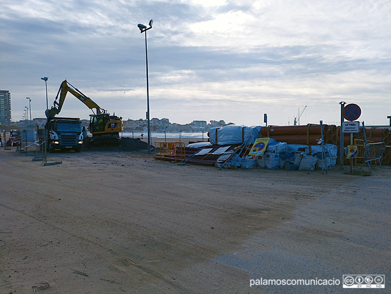 Maquinària i material de les obres del barri de la Platja al Passeig del Mar, aquest matí.