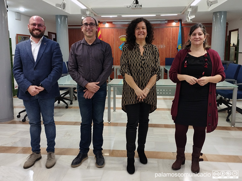 L'alcalde de Palamós, segon per l'esquerra, acompanyat pels portaveus dels tres partits de govern de Palamós.