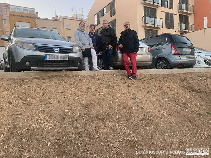 Els veïns denuncien que l'aparcament de Sota Pedró és perillós pel desnivell que hi ha.