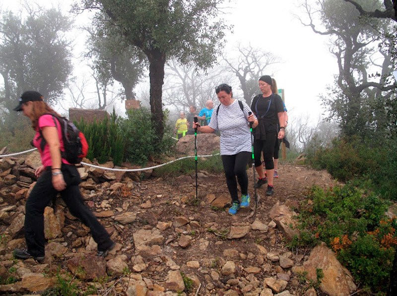 Participants de la Marxa dels Traginers al cim del Montagut, en una imatge d'arxiu. (Foto: Club Alpí Palamós).