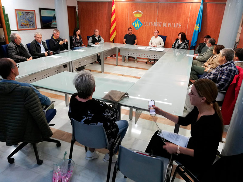 Representants de les comunitats de veïns que sol·licitaran les ajudes Next Generation. (Foto: Ajuntament de Palamós).