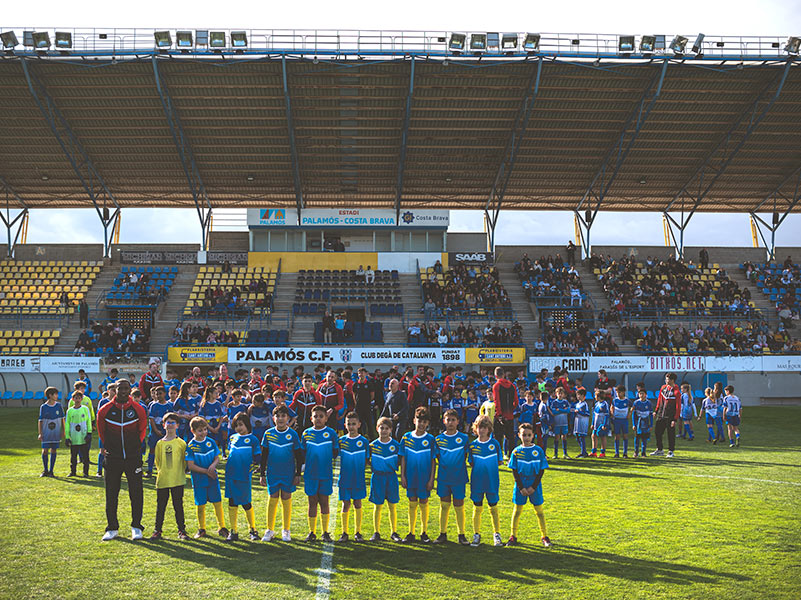 Fotografia dels equips de fubtol de base de Palamós, aquesta temporada. (Foto: CF Global Palamós).