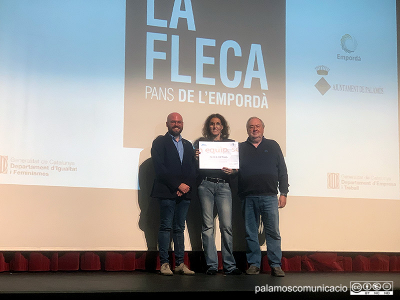 Montse Cargol, de l'empresa Fleca Detall, recollint el diploma de mans dels regidors Antoni Bachiller i Raimon Trujillo.