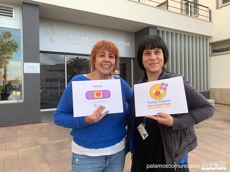 L'Elena Ballester i la Patrícia Corchado, les Tirita Clown, amb el calendari solidari.