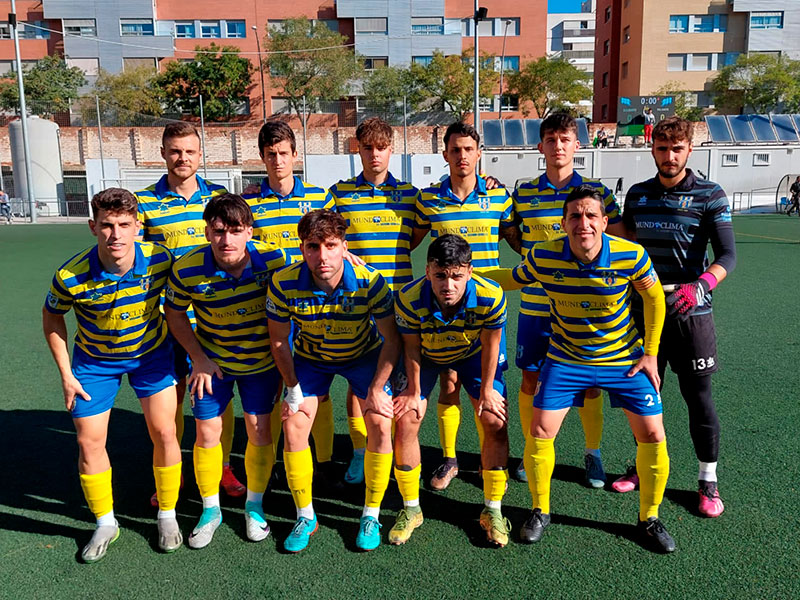 L'onze inicial del Palamós avui al camp del Sants. (Foto: Sergi Cortés).