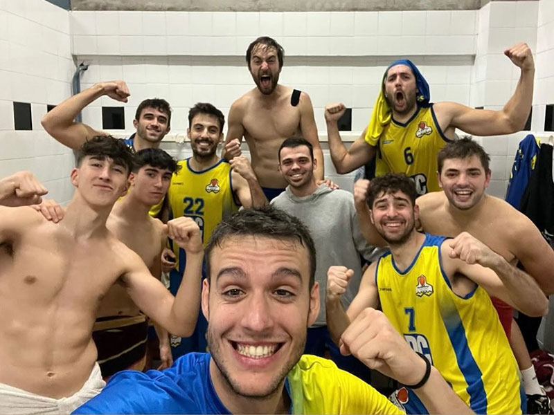 Els jugadors del sènior masculí del Club Esportiu Palamós celebrant la victòria enfront el Bescanó. (Foto: CE Palamós).