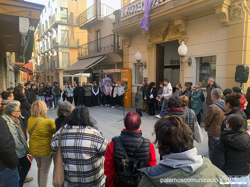Imatge de la concentració a 'Ajuntament de Palamós amb motiu del 25-N, aquest migdia.