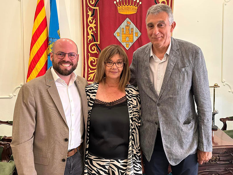Josep Santamaria, a la dreta, acompanyat pels regidors Raimon Trujillo i Blanca Suquet de Junts. (Foto: Junts per Catalunya).