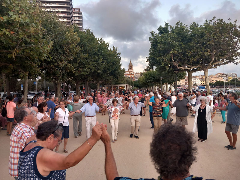 Diumenge a les 12, ballada de sardanes al Passeig del Mar. (Foto: Agrupació Sardanista Costa Brava).