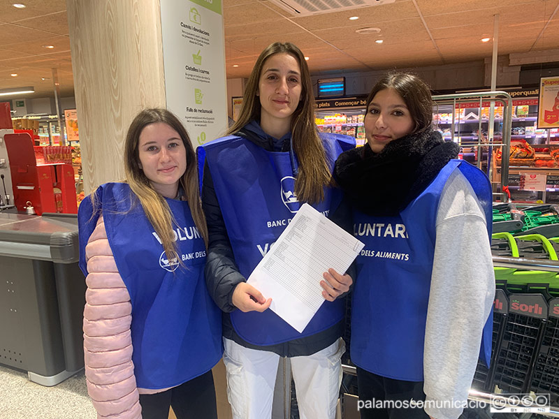 L'Alba, l'Estela i l'Anaïs, tres de les voluntàries del Recapte d'Aliments, avui al supermercat Sorli Discau de Palamós.