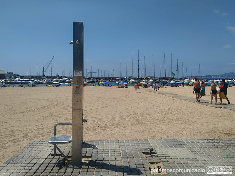 Una de les dutxes de la platja Gran de Palamós.