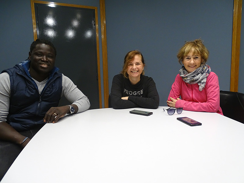 Bakari Sagna, Cristina González i Lourdes Valls, en el decurs del programa 'Palamós al dia' d'aquesta setmana.
