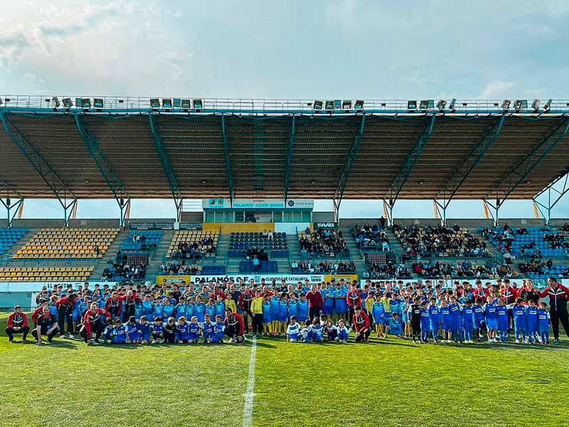 Els equips de futbol de base palamosí, el passat mes de març. (Foto: Ajuntament de Palamós).